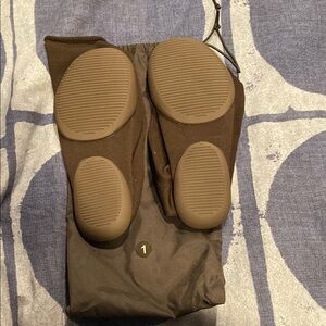 Yeezy pods size 1